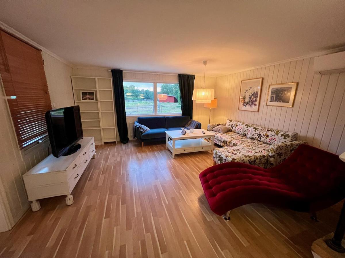 Idylliskt Hus Med Sjoeutsikt. Βίλα Östhammar Εξωτερικό φωτογραφία