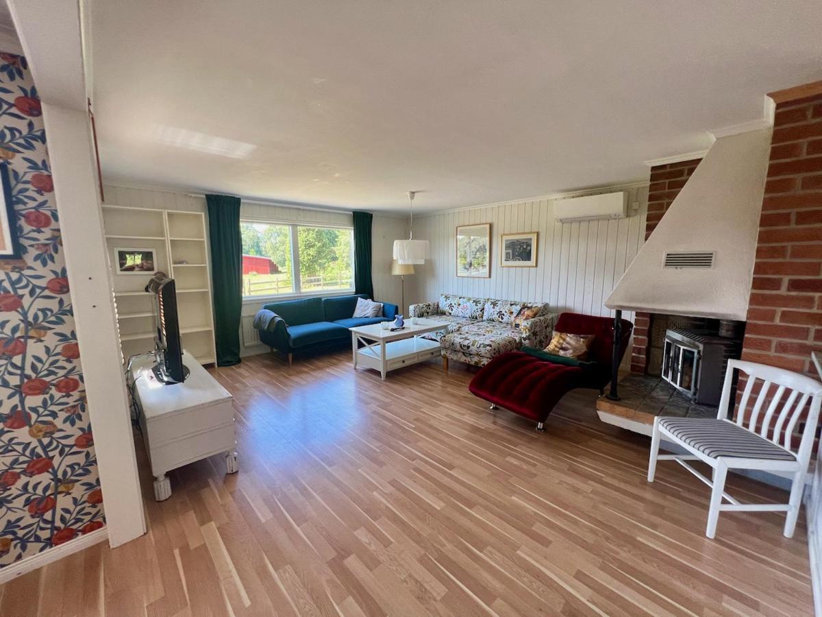 Idylliskt Hus Med Sjoeutsikt. Βίλα Östhammar Εξωτερικό φωτογραφία