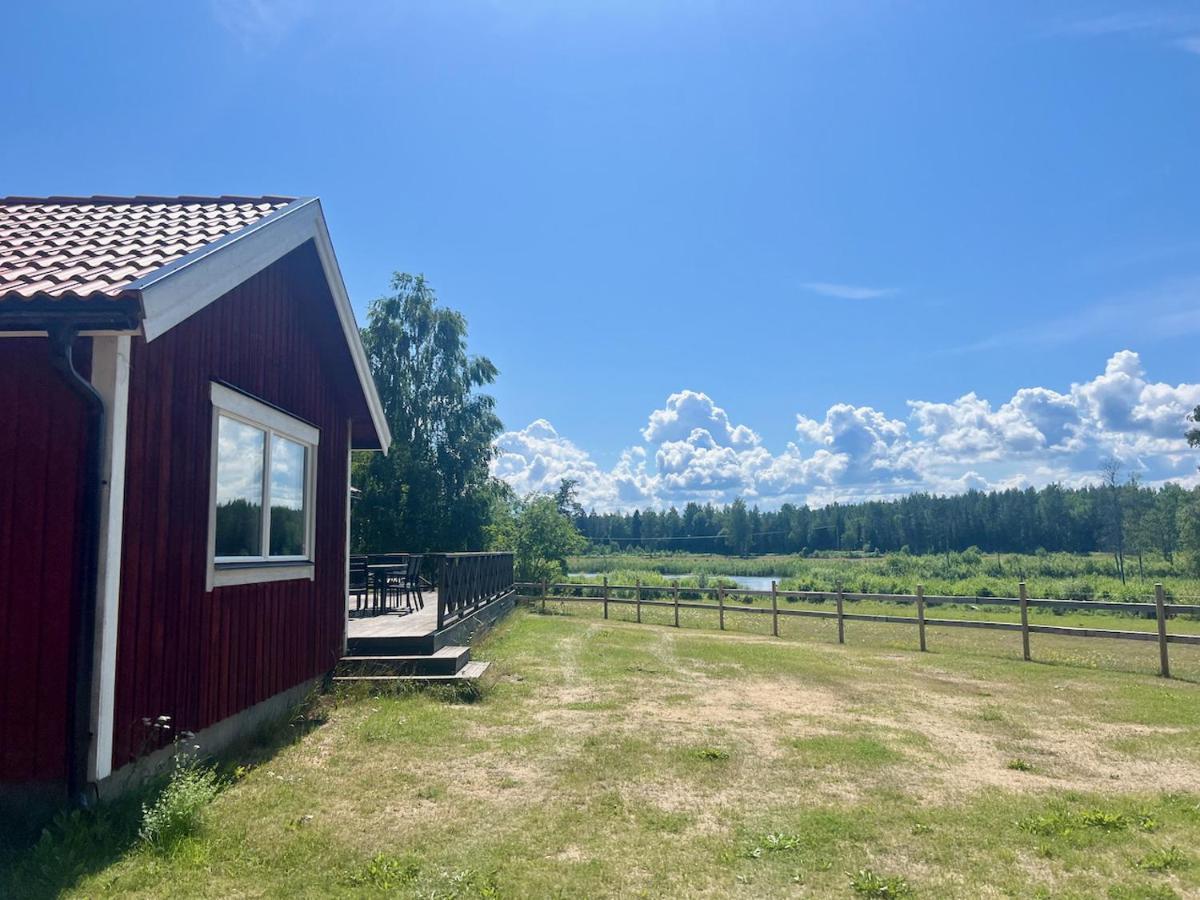 Idylliskt Hus Med Sjoeutsikt. Βίλα Östhammar Εξωτερικό φωτογραφία